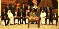 Das neue sudanesische Kabinett posiert für Fotos