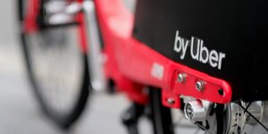 Uber-Hinweis auf einem roten Fahrrad