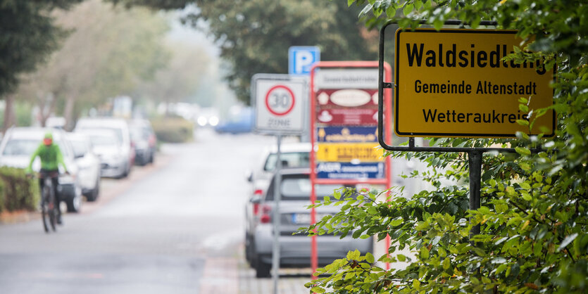 Das Schild des Ortsteils Waldsiedlung der Gemeinde Altenstadt steht am Ortseingang