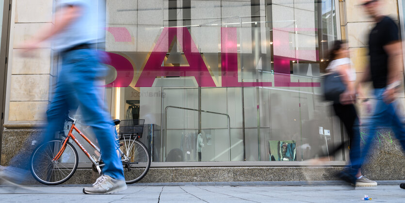 Schaufenster in Hannover, auf dem "Sale" steht