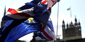 Die Flaggen von EU und Großbritannien sind vor dem House of Parliament ineinander verstrickt