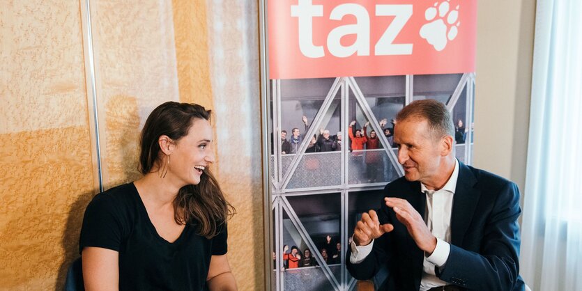 Aktivistin Tina Velo und VW-Chef Herbert Diess beim taz-Streitgespräch