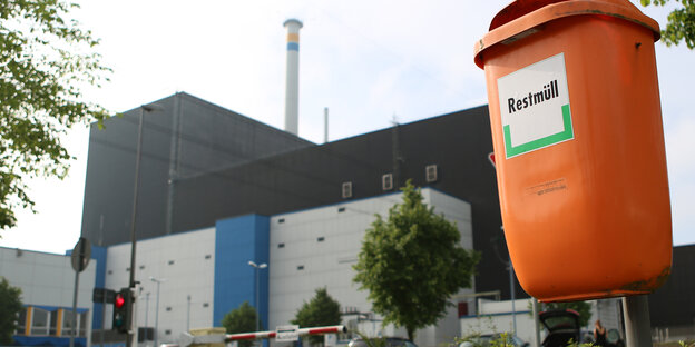Ein Müllbehälter mit der Aufschrift "Restmüll" steht an einem Parkplatz vor dem Kernkraftwerk in Brunsbüttel.