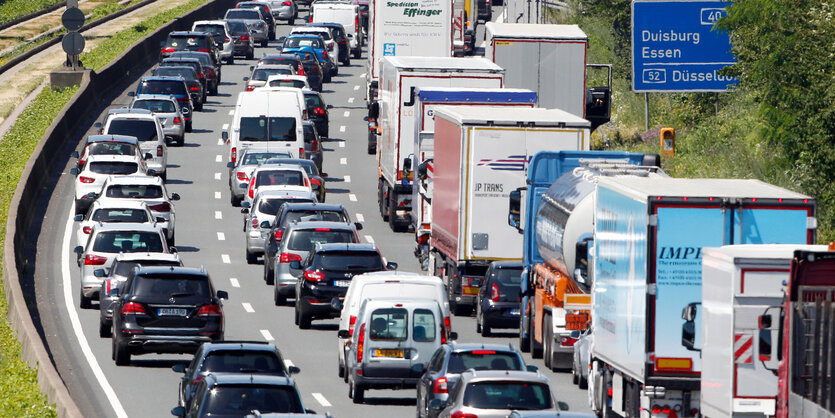 Privatautos und LKW auf den Straßen der Autbahn A40 in Nordrhein-Westfalen.