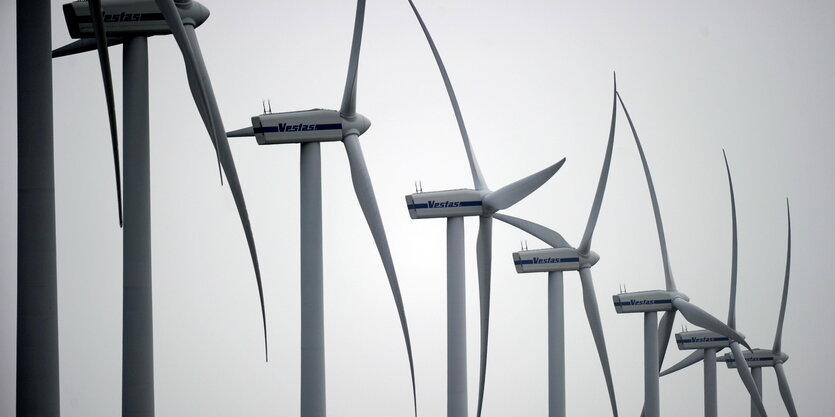 Block auf eine Reihe von Windrädern, stark angeschnitten