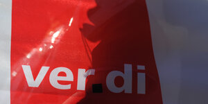 Verdi-Banner mit Schatten eines Menschen