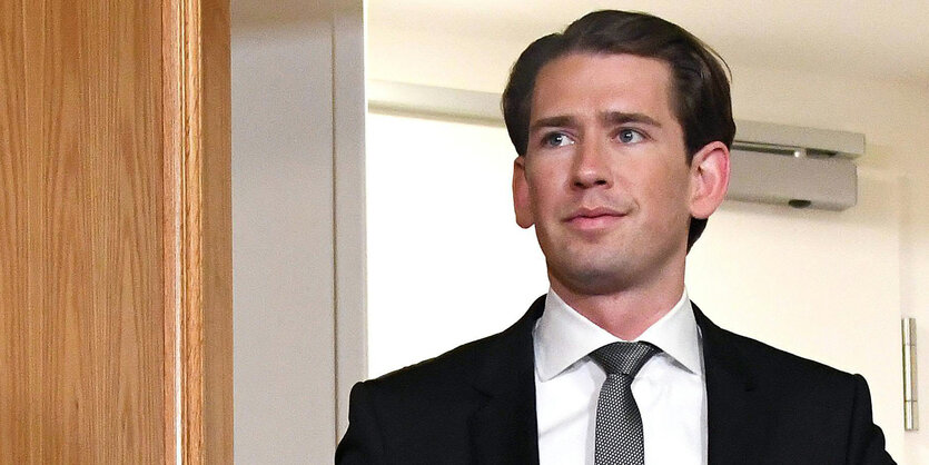 Sebastian Kurz tritt durch eine große hölzerne Flügeltür