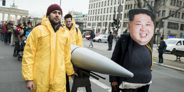 Demonstranten mit Atomraketen-Attrappe