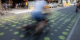 Grüne Punkte auf der Fahrbahn der Bergmannstraße