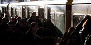 Am S-Bahnhof Friedrichstraße warten jede Menge Menschen darauf, in die S-Bahn einsteigen zu können