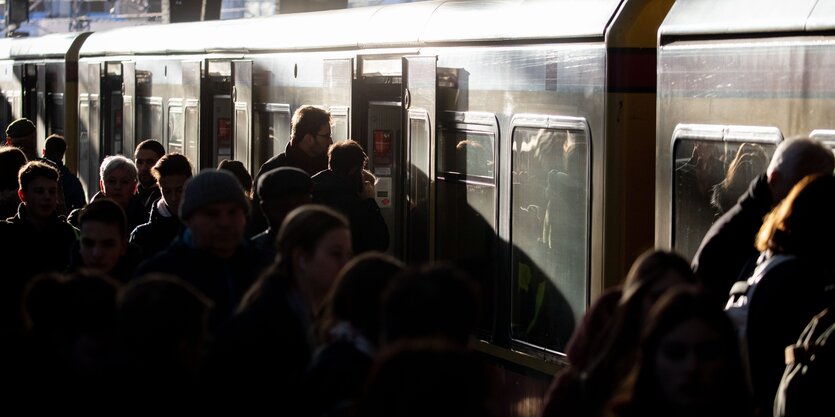 Am S-Bahnhof Friedrichstraße warten jede Menge Menschen darauf, in die S-Bahn einsteigen zu können