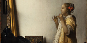 Der Ausschnitt von Vermeers Bild zeigt eine junge Frau im Pelz, ein Fenster und einen Spiegel.