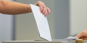 Landtagswahl in Sachsen: Person wirft Stimmzettel in Wahlurne