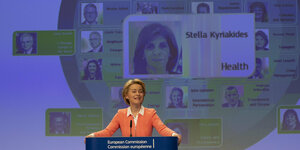 Am Rednerpult Ursula von der Leyen. Im Hintergrund an der Wand in Schrift und mit Bild die neue EU-Kommission.
