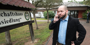 Stefan Jagsch mit einem Mobilphone in der Hand