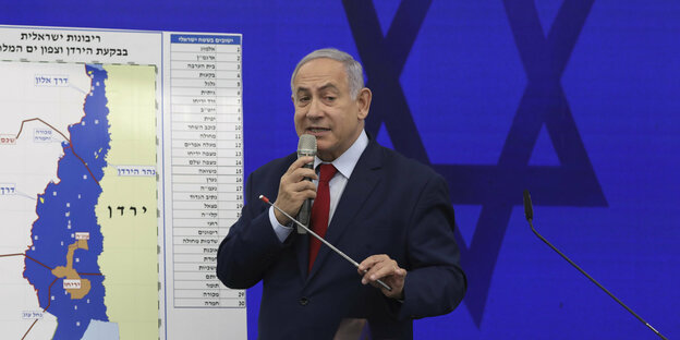 Netanjahu vor einer Landkarte