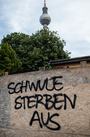 Das Graffito an einen BVG-Baustellenzaum am Alex Das Graffito an einen BVG-Baustellenzaum am Alex