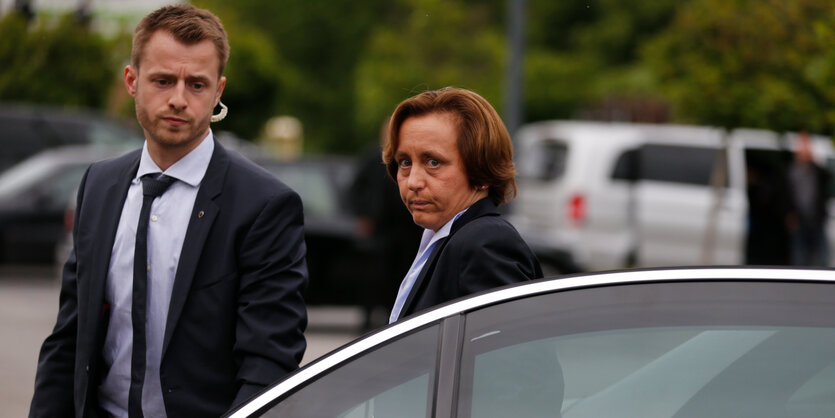 Beatrix von Storch steigt mit einem Personenschützer aus einem Auto.