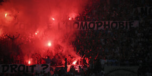 Fans in Marseille zeigen ein Banner gegen Homophobie