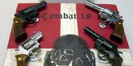 Sichergestellte Waffen und ein Schild der kriminellen Neonazi-Gruppe "Combat 18" liegen im schleswig-holsteinischen Landeskriminalamt.