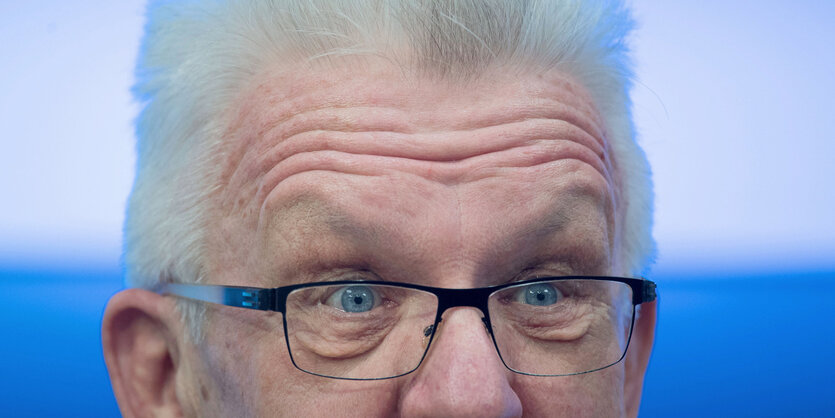 Kretschmann runzelt die Stirn und reist die Augen auf