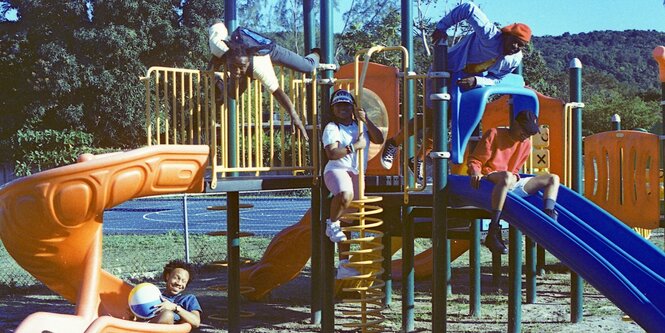 Die Musiker auf einem Spielplatz in Kingston