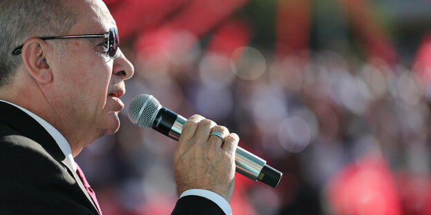 Erdogan spricht in ein Mikrofon