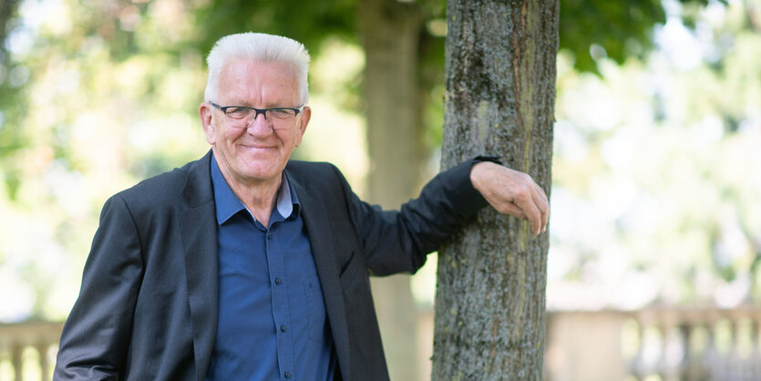 Kretschmall lehnt lässig am Baum