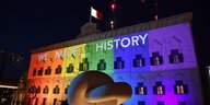 Regierungsgebäude in Valletta in den Regenbogenfarben