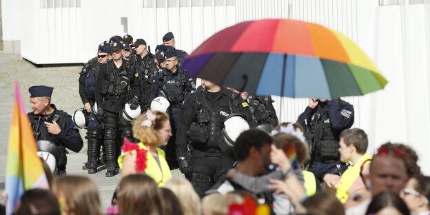 Polizei im Einsatz zum Schutz des 1. Sczecin Pride Festival in Stettin, Polen am 15. September 2018
