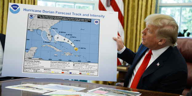 Präsident Trump hält eine Karte mit dem Kurs von Hurrikan Dorian.