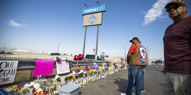 Trauernde Menschen stehen vor dem Walmart, in dem das Attentat passierte