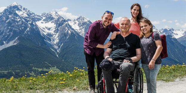 Vier Leute vor Alpenkulisse