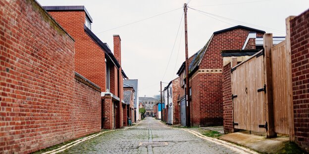 Eine verlassene Straße mit Backsteinhäusern in England