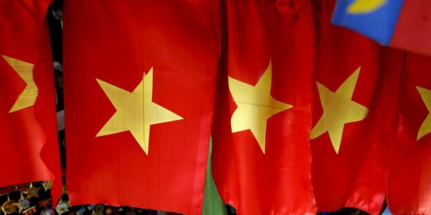 Vietnamflaggen aufgereiht. Goldener Stern auf rot
