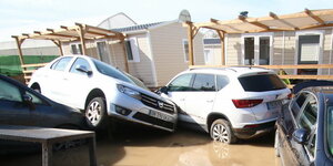 Auf einem überfluteten Campingplatz in Cabo de Gata, Almería, stapeln sich mehrere Autos.