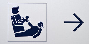 Ein Piktogramm zeigt einen Arzt, eine Gebärende Mutter, ein Baby und einen Pfeil.