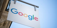 Ein Schild mit der Aufschrift "Google" hängt vor einem Schulungsraum der Firma in Rennes, Frankreich.