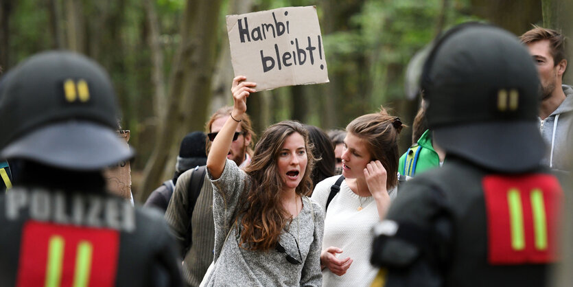 DemonstrantInnen vor einer Polizeikette