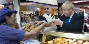 Boris Johnson kauft ein Sandwich