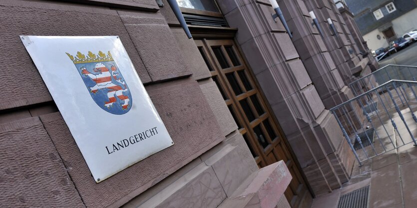 Der Eingang mit Schild des Landgerichts Gießen