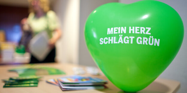 ein grüner Luftballon mit weißer Aufschrifft: "Mein Herz schlägt grün"