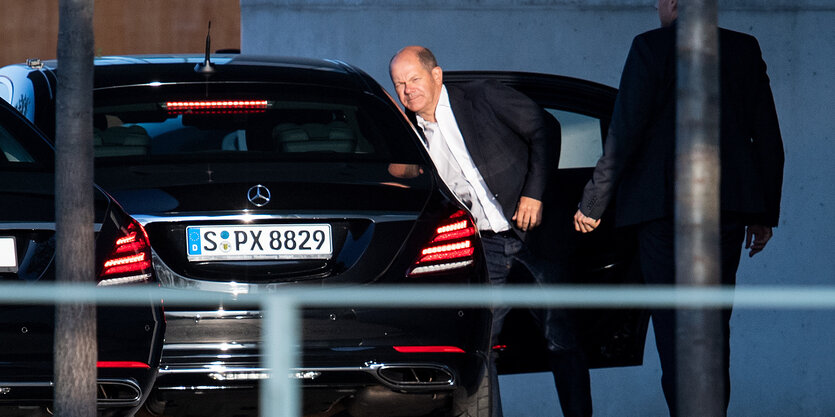 Olaf Scholz steigt aus seinem Dienstwagen aus