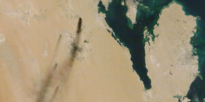 Eine Luftaufnahme von der Region in Saudi-Arabien zeigt mehrere Rauchschwaden