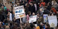 Demonstranten mit dem Plakat: Unsere Welt Ist wichtiger als Geld