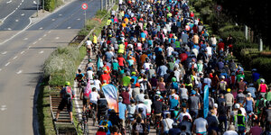 Hunderte Radfahrer auf der Autobahn unterwegs Richtung Frankfurt