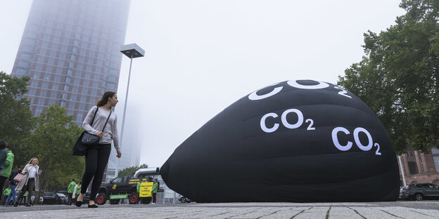 Greenpeace Aktivisten demonstrieren vor dem Messegelände der IAA mit einem riesigen Ballon mit der Aufschrift „CO2“