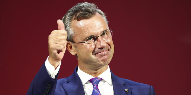 Norbert Hofer hält den Daumen hoch und kneift die Lippen zu einem Lächeln zusammen