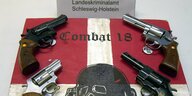 Fahne von Combat 18 und vier Pistolen