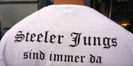 Der Rücken eines Nazis, der ein T-Shirt trägt auf dem steht: "Steeler Jungs sind immer da"
